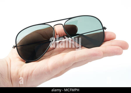 Hand halten Polarisierte Sonnenbrillen schließen bis auf weißem Hintergrund Stockfoto