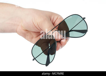 Hand mit Sonnenbrille auf weißem Hintergrund schließen isoliert bis Stockfoto