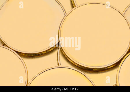 Stapel von Goldmünzen aus der Nähe isoliert auf einem weißen Hintergrund. Stockfoto