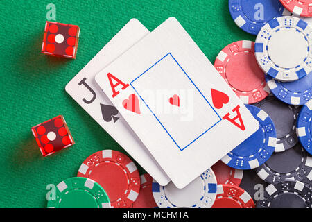 Black Jack Karten mit Würfeln und Casino Chips. Stockfoto