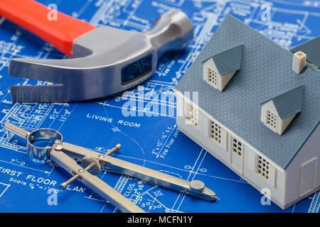 Blueprints mit einem Modell Haus und Bau Werkzeuge. Stockfoto