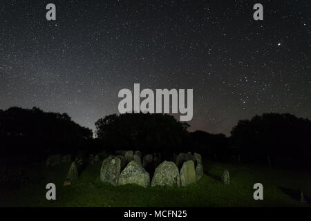 Dolmen der großen Eiche. Nacht Landschaft mit alten prähistorischen Dolmen. Montehermoso. Der Extremadura. Spanien. Stockfoto