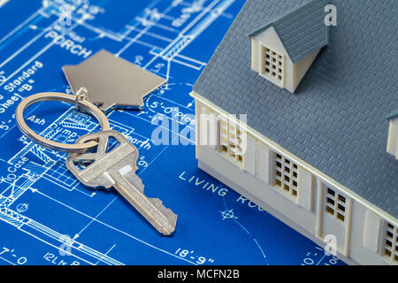 Blueprints mit einem Modell Haus und Schlüssel zu Hause. Stockfoto