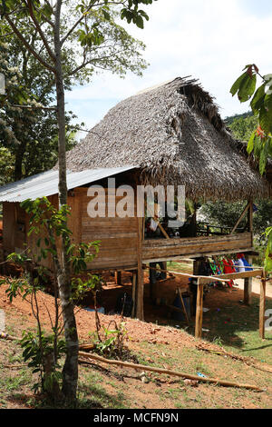 PANAMA, Mar 31: Native Indian strohgedeckten Hütte home an der Embera Indian Village. 31. März 2018. Embera Parara Puru Chagres River Panama Stockfoto