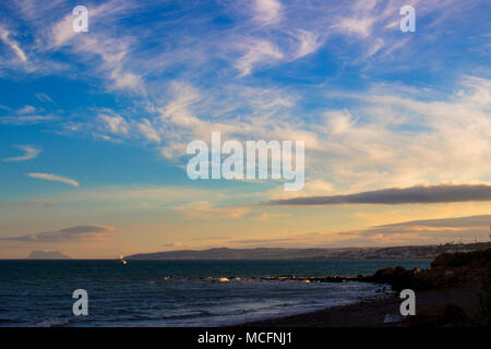 Strand. Sonnenuntergang auf einem Stein Strand in Estepona. Stockfoto