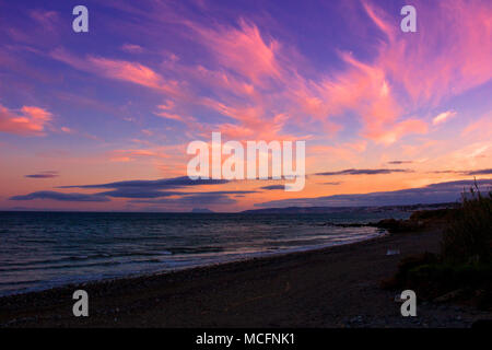 Strand. Sonnenuntergang auf einem Stein Strand in Estepona. Stockfoto