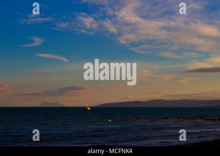 Sonnenuntergang. Blick auf Gibraltar vom Strand von Estepona. Mittelmeer. Stockfoto