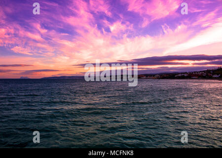 Sonnenuntergang. Blick auf Gibraltar vom Strand von Estepona. Mittelmeer. Stockfoto