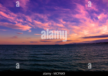 Sonnenuntergang. Blick auf Gibraltar vom Strand von Estepona. Mittelmeer. Stockfoto