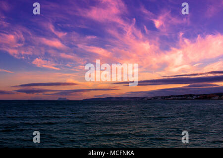 Sonnenuntergang. Blick auf Gibraltar vom Strand von Estepona. Mittelmeer. Stockfoto