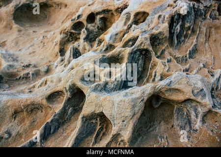 Stein. Stein am Strand mit einem Muster, das durch das Meer. Stockfoto