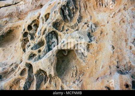 Stein. Stein am Strand mit einem Muster, das durch das Meer. Stockfoto