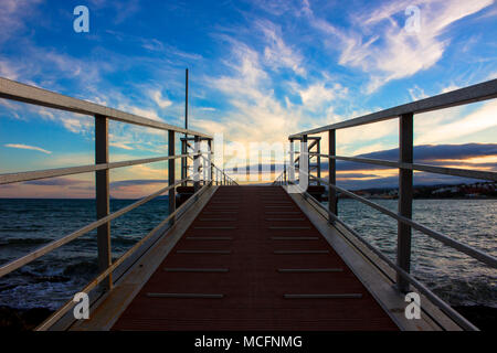 Pier. Blick auf den Sonnenuntergang vom Pier in Estepona. Stockfoto