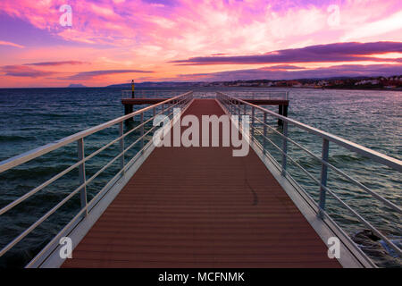 Pier. Blick auf den Sonnenuntergang vom Pier in Estepona. Stockfoto