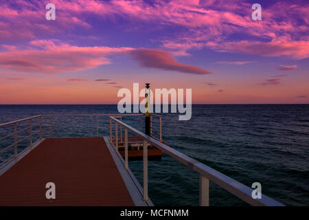 Pier. Blick auf den Sonnenuntergang vom Pier in Estepona. Stockfoto