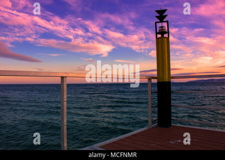 Pier. Blick auf den Sonnenuntergang vom Pier in Estepona. Stockfoto