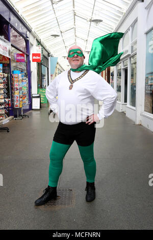 Bognor Regis Bürgermeister stellte sich als Superheld in einem nächstenliebegeldbeschaffers gekleidet. Dargestellt in Chichester, West Sussex, UK. Stockfoto