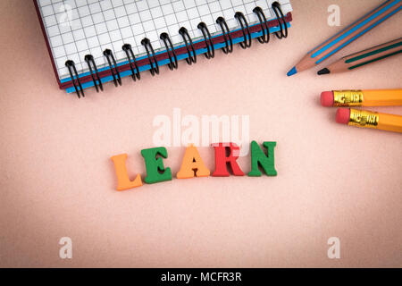 Lernen. Holz- Buchstaben auf dem Schreibtisch Stockfoto