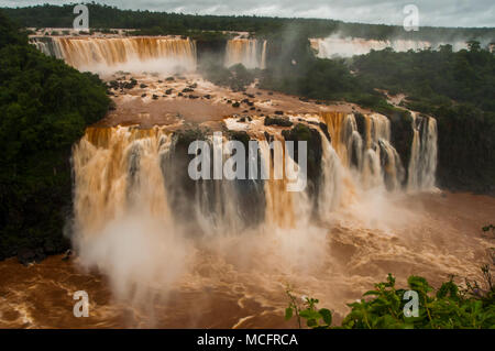 Iguazú-Wasserfälle, Argentinien und Brasilien. Parana Fluss Stockfoto