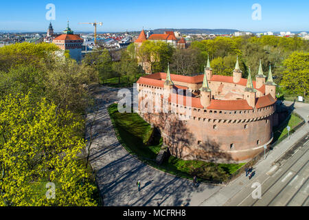 Barbican (barbakan) in Krakau, Polen. Die besten mittelalterlichen Barbican in Europa und Planty Park rund um die alte Stadt erhalten. Luftaufnahme Stockfoto