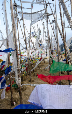 Gebetsfahnen an Chele La Pass, Höhe 3988 m, in der Nähe von Paro, Bhutan Stockfoto