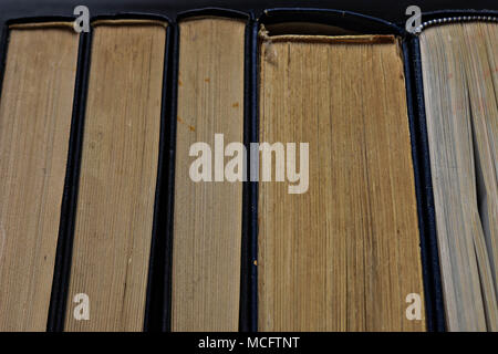 Stapel alte staubige Bücher von oben gesehen Stockfoto