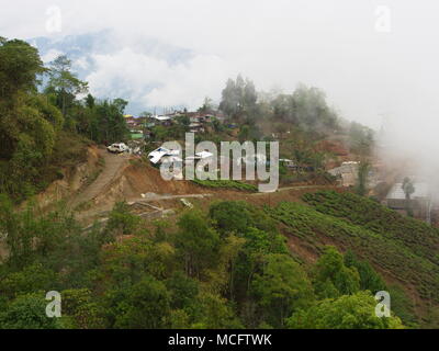 Darjeeling, Indien, 15. APRIL 2011: Luftaufnahme von Seilbahn mit Teeplantagen in Darjeeling, Indien Stockfoto