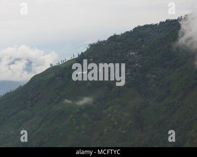 Darjeeling, Indien, 15. APRIL 2011: Luftaufnahme von Seilbahn mit Teeplantagen in Darjeeling, Indien Stockfoto