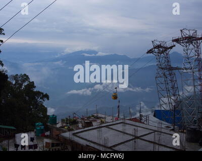 Darjeeling, Indien, 15. APRIL 2011: Luftbild von der Seilbahn in Darjeeling, Indien Stockfoto