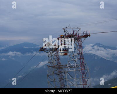 Darjeeling, Indien, 15. APRIL 2011: Luftbild von der Seilbahn in Darjeeling, Indien Stockfoto