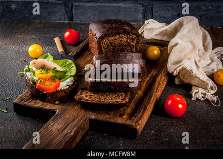 Dänische sandwich Smorrebrod dunklen Hintergrund Kopie Raum Stockfoto