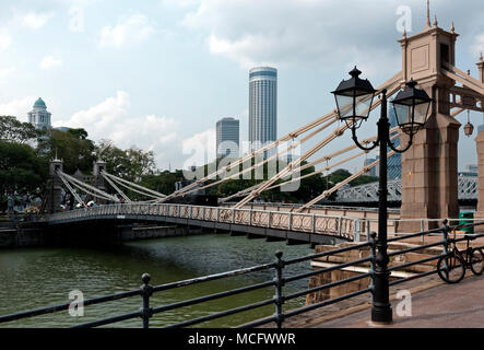 Die cavenagh Brücke über den Singapore River mit dem Fairmount und Stamford hotels in der Ferne. Stockfoto