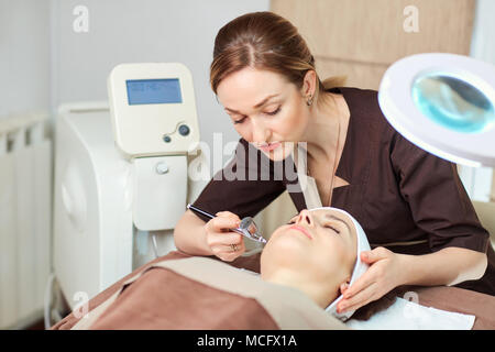 Kosmetiker Hautarzt macht eine Frau ein Verfahren bio Oxidation Therapie. Stockfoto