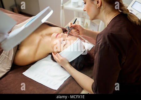 Kosmetiker Hautarzt macht eine Frau ein Verfahren bio Oxidation Therapie. Stockfoto