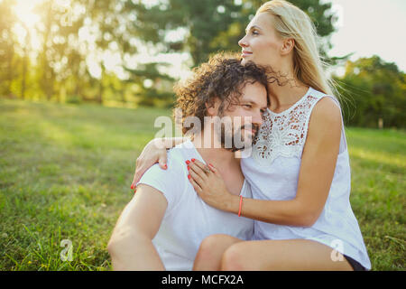 Ein Paar zusammen in der Natur. Portrait von Mann und Frau im Park. Stockfoto