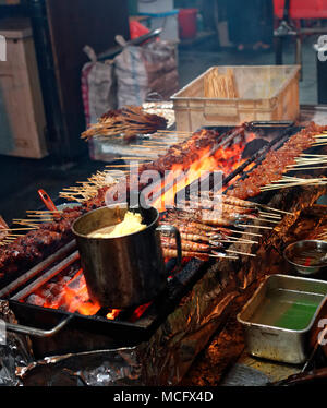 Diners, Lokale, auswandern und Tourist, Lau Pa Sat, die Satay Club, im Central Business District, Singapur Stockfoto