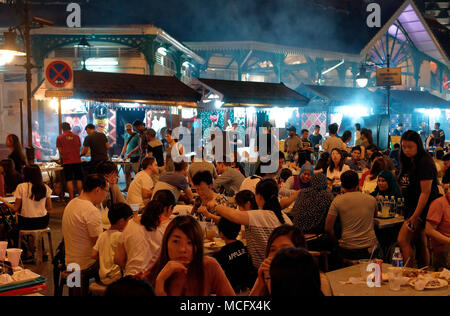 Diners, Lokale, auswandern und Tourist, Lau Pa Sat, die Satay Club, im Central Business District, Singapur Stockfoto