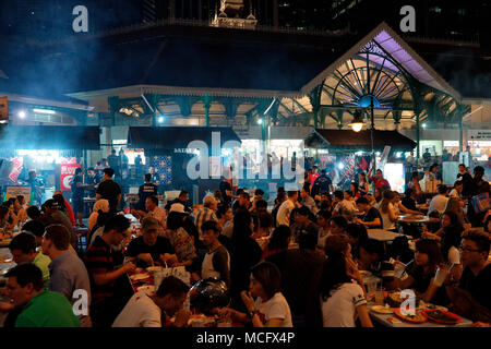 Diners, Lokale, auswandern und Tourist, Lau Pa Sat, die Satay Club, im Central Business District, Singapur Stockfoto