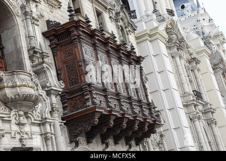 Colonial Balkon in der Innenstadt von Lima, Peru. Beliebte Touristenattraktion auf der Plaza de Armas. Stockfoto