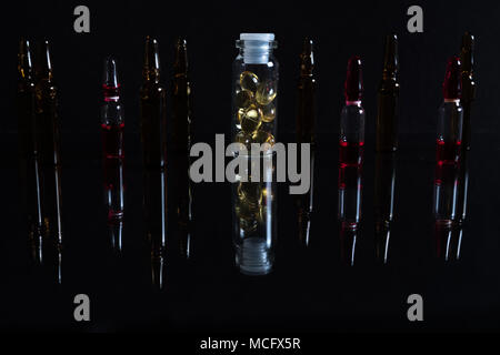 Pille Flasche und Pillen in auf schwarz Konzept Apotheke isoliert Stockfoto