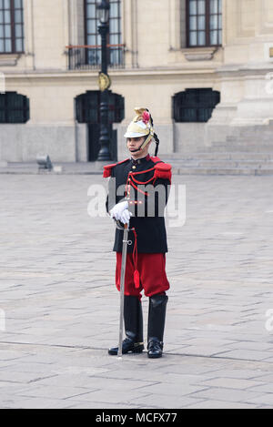 Lima/Peru - 07.18.2017: Presidential diensthabenden Wachmann vor dem Palast an der Plaza de Armas. Stockfoto