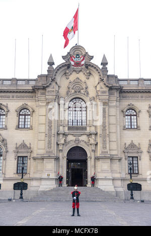 Lima/Peru - 07.18.2017: Presidential diensthabenden Wachmann vor dem Palast an der Plaza de Armas. Stockfoto