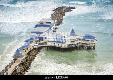 Lima/Peru - 07.18.2017: berühmte Restaurant La Rosa Nautica auf der Pier. Stockfoto