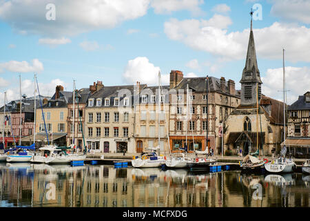 Honfleur ist eine Stadt im Departement Calvados, im Norden Frankreichs Region der Normandie. Es ist an der Mündung, wo der Fluss Seine der Kanal entspricht. Stockfoto