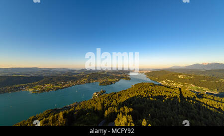 Den See und die Berge am Wörthersee Kärnten Österreich. Blick vom Pyramidenkogel Turm auf See und Klagenfurt. Stockfoto