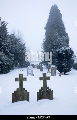 Zeder und Grabsteine im Kirchhof mit Schnee bedeckt, Chipping Campden, die Cotswolds, Gloucestershire, England, Vereinigtes Königreich, Europa Stockfoto