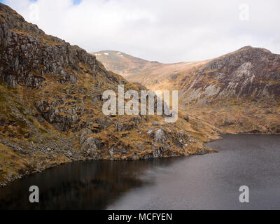Carnedd Llewelyn Gipfel erhebt sich über Cwm Llugwy, hinter dem Ffynnon Llugwy Behälter und Klippen von Craig y Llyn in Snowdonia Carneddau Berge. Stockfoto
