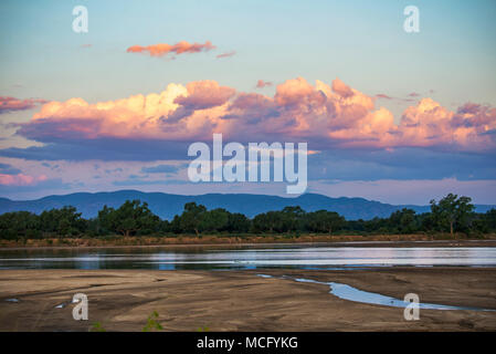 Die malerische Landschaft der bunten Wolken über den Fluss und die Berge Stockfoto