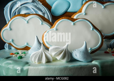 Closeup cloud-förmige Lebkuchen, Zephyr und bizet als Geburtstag Kuchen Dekoration auf Sky theme Stockfoto