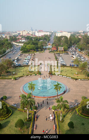 Blick auf den Menschen in den Patuxai Park und darüber hinaus von der Oberseite des Patuxai (Sieg oder Tor Tor der Triumph) Mahnmal in Vientiane, Laos. Stockfoto